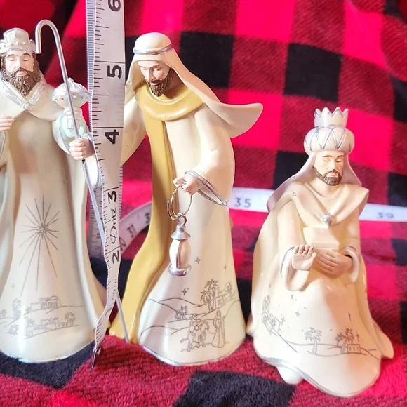 Hawthorne  Village, Christmas Holiday, Off-White Nativity Scene Set Decoration - Picture 9 of 16